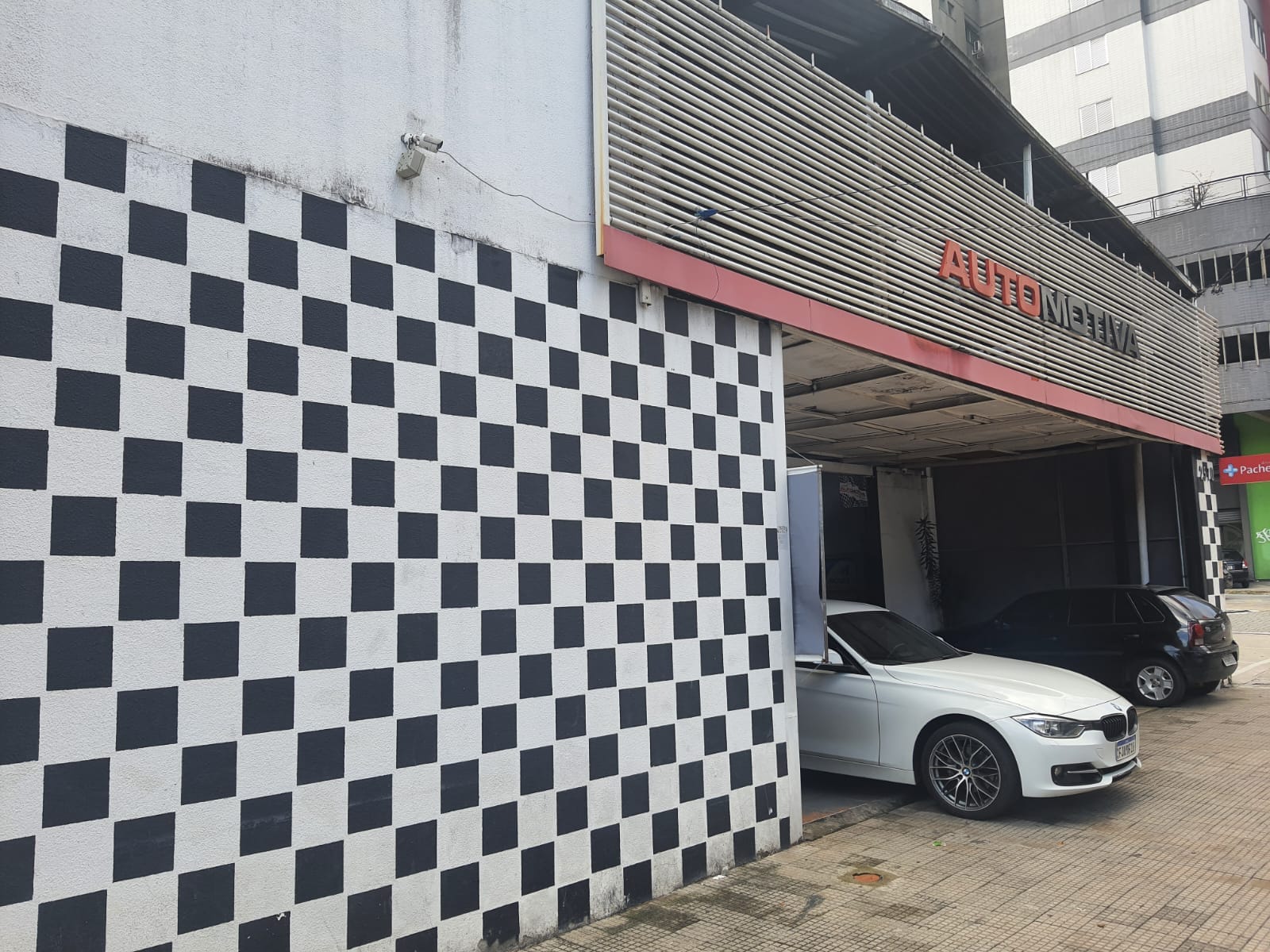 Fachada da Automotiva Express na Av. Professor Mário Werneck, Buritis — Belo Horizonte